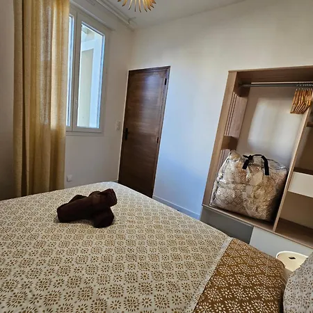 Les Elegantes Colonnes De La Place Saint Charles Apartment *