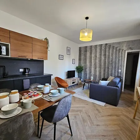 Les Elegantes Colonnes De La Place Saint Charles * Nîmes