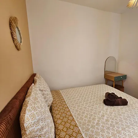 Les Elegantes Colonnes De La Place Saint Charles Apartment