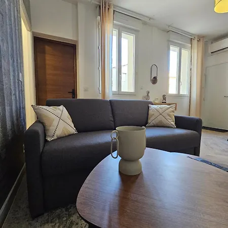 Les Elegantes Colonnes De La Place Saint Charles Apartman *