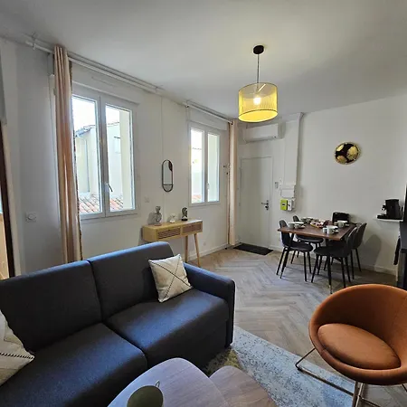 Les Elegantes Colonnes De La Place Saint Charles * Nîmes