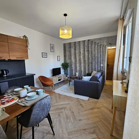 Les Elegantes Colonnes De La Place Saint Charles * Nîmes