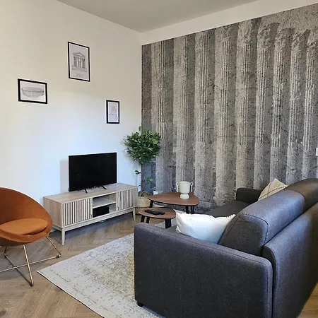 Les Elegantes Colonnes De La Place Saint Charles Apartment