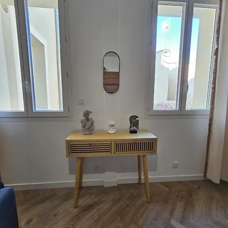 Les Elegantes Colonnes De La Place Saint Charles Apartment Nîmes