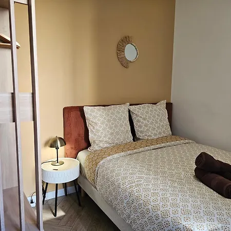 Les Elegantes Colonnes De La Place Saint Charles * Nîmes