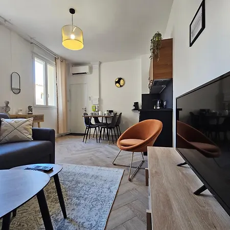 Les Elegantes Colonnes De La Place Saint Charles Apartment