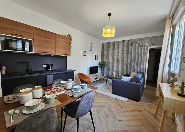 Les Elegantes Colonnes De La Place Saint Charles * Nîmes