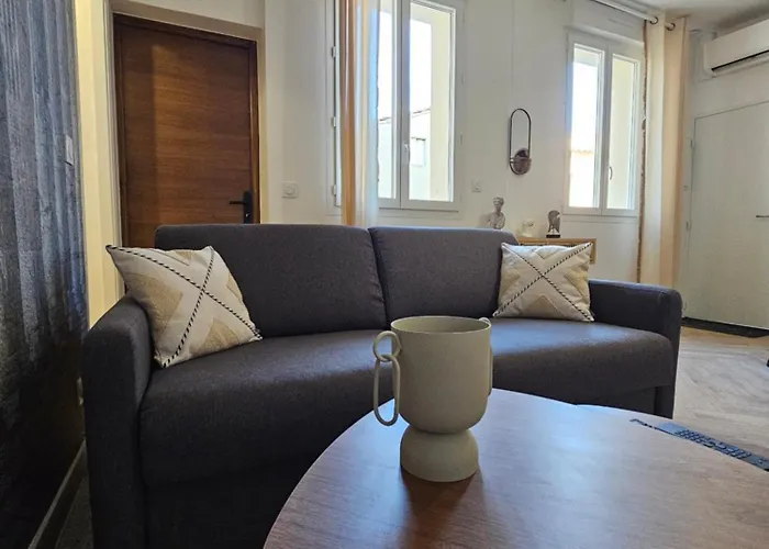 Les Elegantes Colonnes De La Place Saint Charles Apartment *