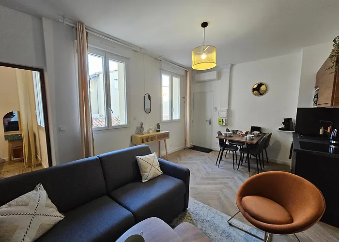 Les Elegantes Colonnes De La Place Saint Charles * Nîmes