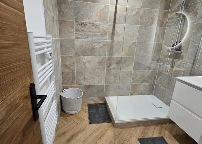 Les Elegantes Colonnes De La Place Saint Charles Nîmes