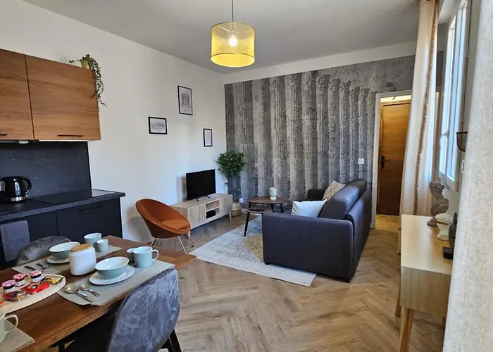 Les Elegantes Colonnes De La Place Saint Charles * Nîmes