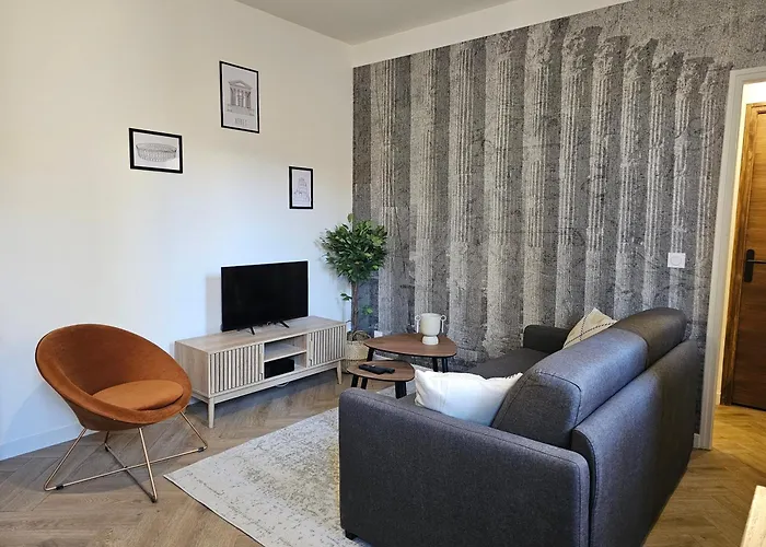 Les Elegantes Colonnes De La Place Saint Charles Apartment