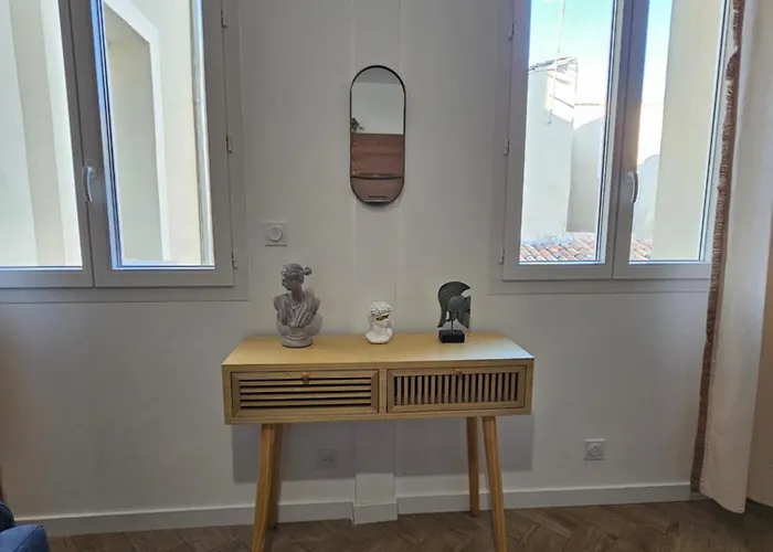 Les Elegantes Colonnes De La Place Saint Charles Apartment Nîmes