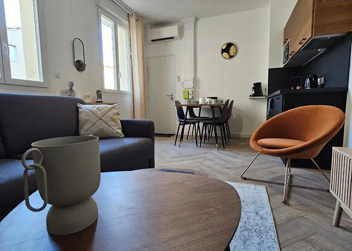 Les Elegantes Colonnes De La Place Saint Charles *