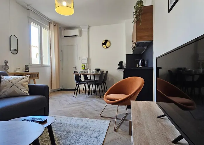 Les Elegantes Colonnes De La Place Saint Charles Apartment